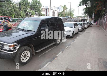 Energiekrisen dhaka 14May dhaka bangladesch. Aufgrund von Gasmangel lange Schlangen an Fahrzeugen während cng, Tankstelle. Als ruselistischer Verkehrsstau i Stockfoto