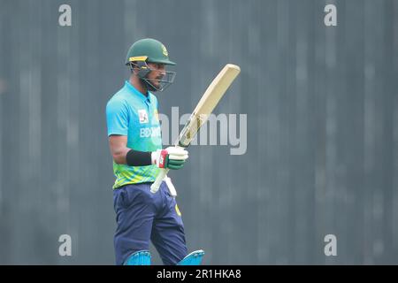 Abahani Ltd Batter Naim Sheikh feiert seine fünfzig Läufe während des Dhaka Premier Division Cricket League 2022-23 Superliga-Spiels zwischen Abahani Stockfoto