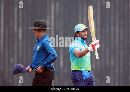 Abahani Ltd Batter Anamul Haque feiert seine fünfzig Läufe während des Dhaka Premier Division Cricket League 2022-23 Superliga-Spiels zwischen Abahani Stockfoto