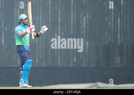 Abahani Ltd Batter Anamul Haque feiert seine fünfzig Läufe während des Dhaka Premier Division Cricket League 2022-23 Superliga-Spiels zwischen Abahani Stockfoto