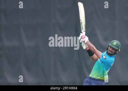 Abahani Ltd Batter Naim Sheikh schlägt während des Dhaka Premier Division Cricket League 2022-23 Superliga-Spiels zwischen Abahani Ltd Und Scheich Jamal Stockfoto