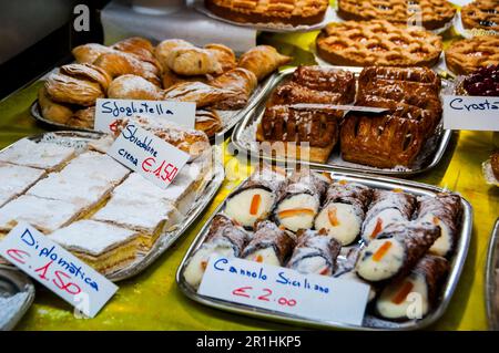 Italienisches Gebäck auf einem Markt im Freien in Lecco, Italien. Stockfoto