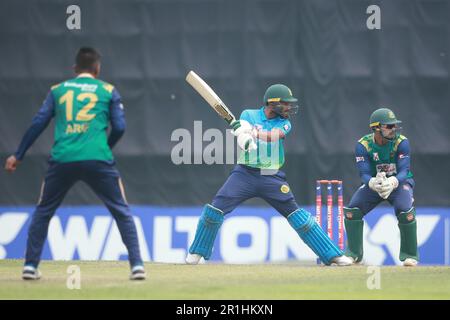 Abahani Ltd Batter Naim Sheikh schlägt während des Dhaka Premier Division Cricket League 2022-23 Superliga-Spiels zwischen Abahani Ltd Und Scheich Jamal Stockfoto