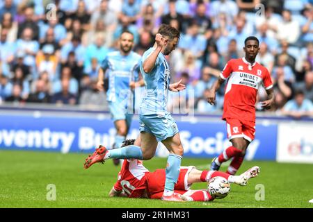 Coventry, Großbritannien. 14. Mai 2023Coventry, Großbritannien. 14. Mai 2023 Hayden Hackney (30 Middlesbrough) fordert Matt Godden (24 Coventry City) während der Sky Bet Championship Play Off Semi Final 1. Leg zwischen Coventry City und Middlesbrough in der Coventry Building Society Arena in Coventry am Sonntag, den 14. Mai 2023. (Foto: Kevin Hodgson | MI News) Guthaben: MI News & Sport /Alamy Live News Stockfoto