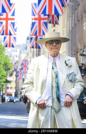 London, Großbritannien. 14. Mai 2023. George geht die Jermyn Street entlang. Auf dem jährlichen Grand Flaneur Walk sehen Sie Kerle und Kapseln, Dandys und Quaintrelle in makelloser Schneiderei und stilvoller Flanning und unnötiges Herumsäen rund um St James' und die umliegenden Gegenden von London. Der Spaziergang beginnt immer an der Statue des geselligen Dandy Beau Brummell und führt langsam durch die Gegend. Kredit: Imageplotter/Alamy Live News Stockfoto