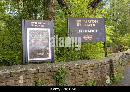 12.05.23 Turton, Lancashire, Vereinigtes Königreich. Ein Schild mit der Aufschrift „Entrance to Turton Tower“ im Jumbles Country Park Stockfoto