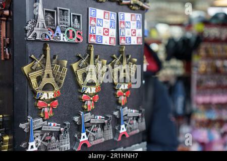 Pariser Souvenirmagnete in einem Souvenirladen in Paris, Frankreich. 25. März 2023. Stockfoto