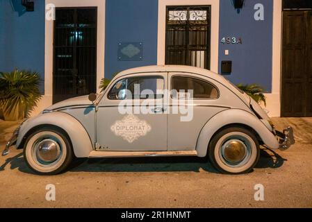 Restaurierter alter VW-Käfer vor dem Diplomat Boutique Hotel im Stadtteil Santiago in Merida Yucatan, Mexiko Stockfoto