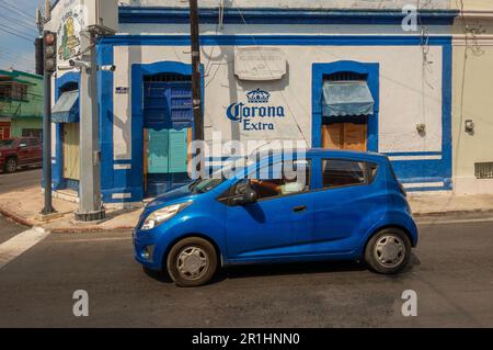 Straßenszene mit einem blauen Auto vor einer Bar im Santiago-Viertel von Merida Yucatan Mexiko Stockfoto