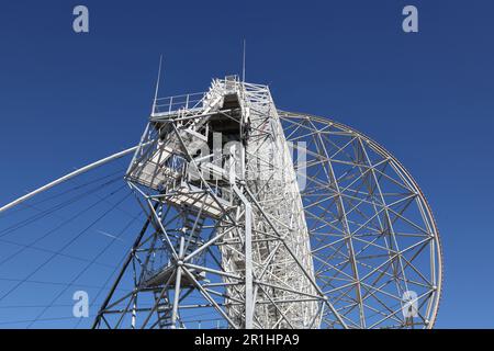 Ein wunderschöner Blick auf das Radioteleskop vor dem blauen Himmel im Roque de los Muchachos La Palma Canarias Stockfoto