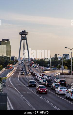 BRATISLAVA, SLOWAKEI - 7. SEPTEMBER 2021: SNP-Brücke in Bratislava, Slowakei Stockfoto