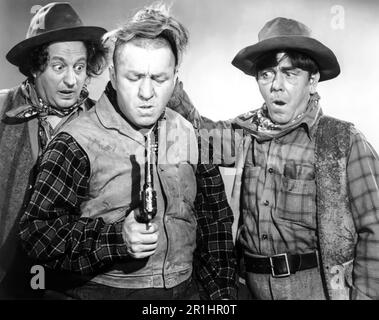 MOE HOWARD, LARRY FINE, CURLY HOWARD UND DIE DREI STOOGES IN DEN DREI TROUBLEDOERS (1946), REGIE VON EDWARD BERNDS. Kredit: COLUMBIA BILDER/Album Stockfoto