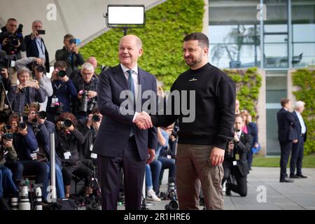 Berlin, Deutschland. 14. Mai 2023. Bundeskanzler Olaf Schotz, Linke, begrüßt den ukrainischen Präsidenten Wolodymyr Zelenskyy, rechts, während der Ankunftszeremonie im Kanzleramt am 14. Mai 2023 in Berlin. Kredit: Pool Photo/Pressestelle Des Ukrainischen Präsidenten/Alamy Live News Stockfoto