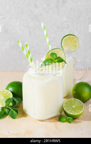 Brasilianische Limonade, erfrischende cremige Limonade oder Limeade mit Limettenscheiben und Mint auf hellem Hintergrund Stockfoto