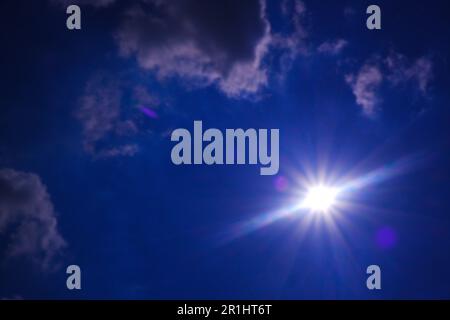 Künstlerischer blauer Sonnenschein und dramatische Wolke Stockfoto
