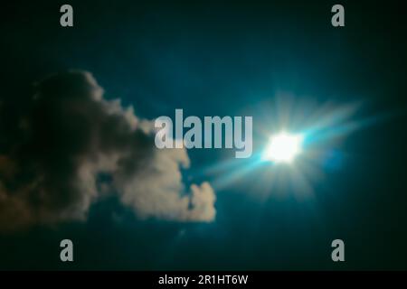 Künstlerischer blauer Sonnenschein und dramatische Wolke Stockfoto