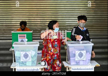 Bangkok, Thailand. 14. Mai 2023. Ein Wähler gibt am Sonntag, den 14. Mai 2023, in einer thailändischen Wahlkommission in Bangkok, Thailand, eine Stimmabgabe ab. Die Oppositionsparteien Pheu Thai und Move Forward treten gegen die Regierung unter Premierminister Prayuth Chan-ocha an. Foto: Thomas Maresca/UPI Credit: UPI/Alamy Live News Stockfoto