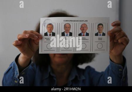 Ankara, Turkiye. 14. Mai 2023. Ein Mitarbeiter zeigt die Stimmzettel auf einer Wahlstation in Ankara, T¨¹rkiye, 14. Mai 2023. Die türkischen Bürger gingen am Sonntag zu den Wahlen, um zwei Präsidentschafts- und Parlamentswahlen abzuhalten, die die türkische politische Landschaft für die kommenden Jahre prägen könnten. Etwa 61 Millionen Wähler sind für ihre Stimmzettel registriert. Etwa 3,5 Millionen Wähler, die im Ausland leben, wurden aufgefordert, ihre Stimme im Voraus abzugeben. Mehr als 1,76 Millionen Türken im Ausland haben zwischen April 27 und Mai 9 ihre Stimmen bei diplomatischen Missionen und Zollabteilungen abgegeben. Kredit: Xinhua/Alamy Live Stockfoto