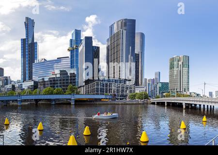 Melbourne, Australien - 21. Januar 2023: Panoramablick auf die Uferpromenade der Stadt vom Yarra River aus. Ein Sommertag mit Touristen, die eine angenehme Fahrt genießen Stockfoto