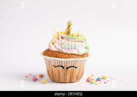 Süßer süßer Einhorn-Cupcake auf weißem Hintergrund Stockfoto