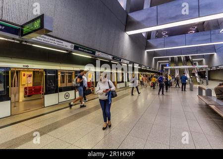 BUDAPEST, UNGARN - 8. SEPTEMBER 2021: U-Bahnstation Keleti palyaudvar in Budapest, Ungarn Stockfoto