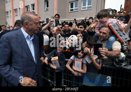 Istanbul, Türkei. 14. Mai 2023. Der türkische Präsident Recep Tayyip Erdogan trifft sich mit Anhängern vor einem Wahllokal in Istanbul, T¨¹rkiye, 14. Mai 2023. Die türkischen Bürger gingen am Sonntag zu den Wahlen, um zwei Präsidentschafts- und Parlamentswahlen abzuhalten, die die türkische politische Landschaft für die kommenden Jahre prägen könnten. Etwa 61 Millionen Wähler sind für ihre Stimmzettel registriert. Etwa 3,5 Millionen Wähler, die im Ausland leben, wurden aufgefordert, ihre Stimme im Voraus abzugeben. Mehr als 1. Kredit: Xinhua/Alamy Live News Stockfoto