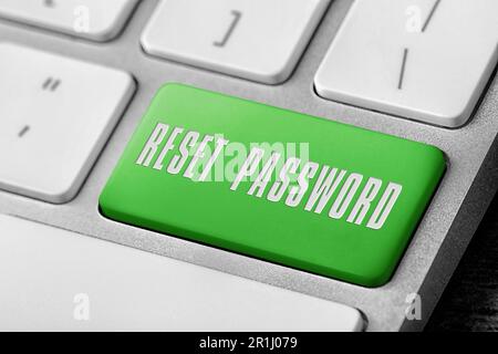 Grüne Schaltfläche mit Text ZUM ZURÜCKSETZEN DES PASSWORTS auf der Tastatur, Nahansicht Stockfoto