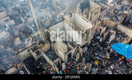 Manila. 14. Mai 2023. Dieses kareiale Foto wurde am 14. Mai 2023 aufgenommen und zeigt beschädigte Häuser nach einem frühmorgendlichen Brand in einem Slum in Manila, den Philippinen. Kredit: Rouelle Umali/Xinhua/Alamy Live News Stockfoto