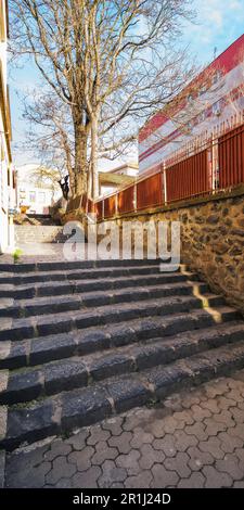 Treppen auf der Straße der Altstadt. Erkunden Sie antike Architektur Stockfoto