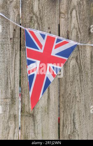 Union Jack Bunting feierte im Mai 2023 die Krönung von König Karl. Stockfoto