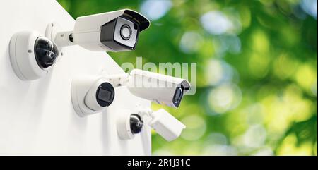 Überwachungskameras auf grünem Hintergrund. Perimetersicherheit. Hochwertiges Foto Stockfoto