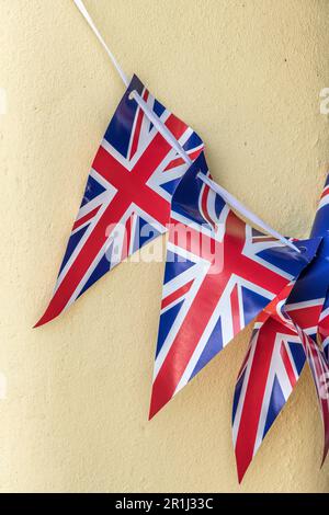 Union Jack Bunting feierte im Mai 2023 die Krönung von König Karl. Stockfoto