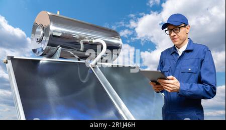 Arbeiter mit digitalem Tablet neben Solarsammler. Hochwertiges Foto Stockfoto