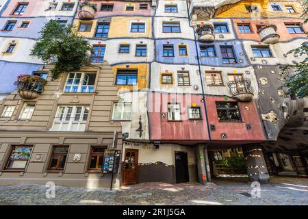 WIEN, OSTERREICH - 9. SEPTEMBER 2021: Hundertwasser-Haus in Wien, Osterreich Stockfoto