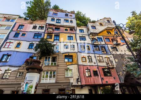 WIEN, OSTERREICH - 9. SEPTEMBER 2021: Hundertwasser-Haus in Wien, Osterreich Stockfoto