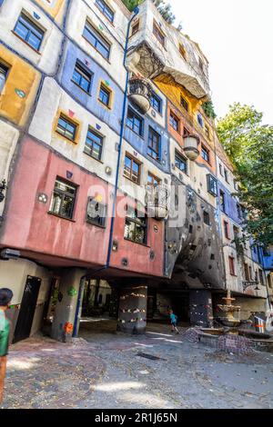 WIEN, OSTERREICH - 9. SEPTEMBER 2021: Hundertwasser-Haus in Wien, Osterreich Stockfoto