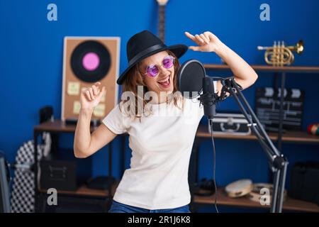 Junge Künstlerin singt Lied im Musikstudio Stockfoto