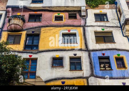 WIEN, OSTERREICH - 9. SEPTEMBER 2021: Hundertwasser-Haus in Wien, Osterreich Stockfoto