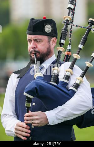 Gourock, Großbritannien. 14. Mai 2023. Die ersten Highland Games der Saison 2023 fanden im Battery Park, Gourock, Schottland, statt, als Wettbewerber von Scottish Country Dancing, Pfeifenbänder und die traditionellen „Scottish Highland Heavy“-Wettbewerbe stattfanden. Piper von der Troon Blackrock Pipe Band. Kredit: Findlay/Alamy Live News Stockfoto