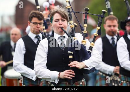 Gourock, Großbritannien. 14. Mai 2023. Die ersten Highland Games der Saison 2023 fanden im Battery Park, Gourock, Schottland, statt, als Wettbewerber von Scottish Country Dancing, Pfeifenbänder und die traditionellen „Scottish Highland Heavy“-Wettbewerbe stattfanden. Kredit: Findlay/Alamy Live News Stockfoto