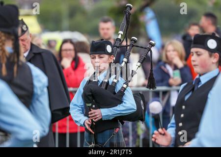 Gourock, Großbritannien. 14. Mai 2023. Die ersten Highland Games der Saison 2023 fanden im Battery Park, Gourock, Schottland, statt, als Wettbewerber von Scottish Country Dancing, Pfeifenbänder und die traditionellen „Scottish Highland Heavy“-Wettbewerbe stattfanden. Kredit: Findlay/Alamy Live News Stockfoto