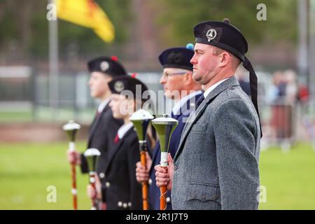 Gourock, Großbritannien. 14. Mai 2023. Die ersten Highland Games der Saison 2023 fanden im Battery Park, Gourock, Schottland, statt, als Wettbewerber von Scottish Country Dancing, Pfeifenbänder und die traditionellen „Scottish Highland Heavy“-Wettbewerbe stattfanden. Mitbewerber im Drum Hauptwettbewerb Kredit: Findlay/Alamy Live News Stockfoto