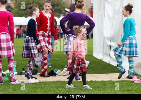 Gourock, Großbritannien. 14. Mai 2023. Die ersten Highland Games der Saison 2023 fanden im Battery Park, Gourock, Schottland, statt, als Wettbewerber von Scottish Country Dancing, Pfeifenbänder und die traditionellen „Scottish Highland Heavy“-Wettbewerbe stattfanden. Kredit: Findlay/Alamy Live News Stockfoto