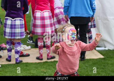 Gourock, Großbritannien. 14. Mai 2023. Die ersten Highland Games der Saison 2023 fanden im Battery Park, Gourock, Schottland, statt, als Wettbewerber von Scottish Country Dancing, Pfeifenbänder und die traditionellen „Scottish Highland Heavy“-Wettbewerbe stattfanden. Kredit: Findlay/Alamy Live News Stockfoto