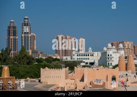 Blick vom Amphitheater über die Dächer des Katara Cultural Village und die Höhen von Doha's Pearl Isalnd Stockfoto