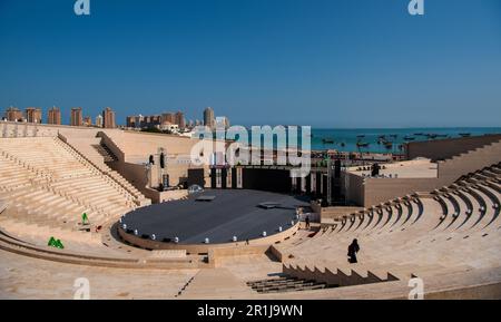 Blick über das Amphitheater im Katara Cultural Village und den Dhow Harbor, Doha, Katar Stockfoto