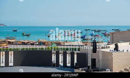 Blick vom Amphitheater in Katara Cultural Village über den Dhow Harbor, Doha, Katar Stockfoto