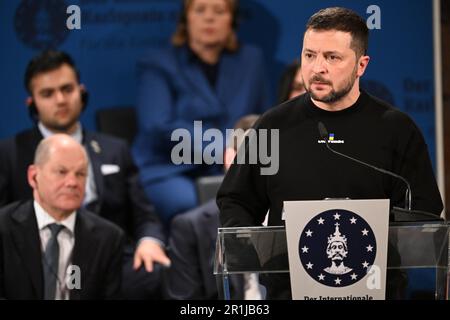 Aachen, Deutschland. 14. Mai 2023. Aachen, Deutschland. 14. Mai 2023. Der ukrainische Präsident Volodymyr Selenskyj spricht bei der Verleihung des Karlspreises für Dienstleistungen an die Europäische Einheit in der Krönungshalle in Aachen. Kredit: dpa Picture Alliance/Alamy Live News Stockfoto