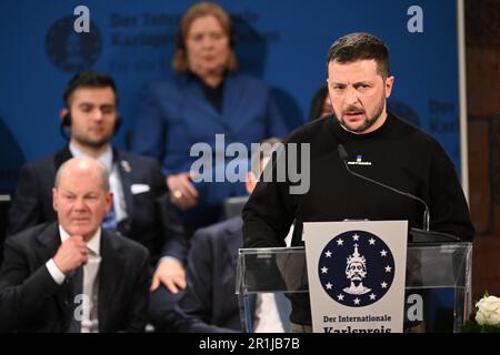 Aachen, Deutschland. 14. Mai 2023. Aachen, Deutschland. 14. Mai 2023. Der ukrainische Präsident Volodymyr Selenskyj spricht bei der Verleihung des Karlspreises für Dienstleistungen an die Europäische Einheit in der Krönungshalle in Aachen. Kredit: dpa Picture Alliance/Alamy Live News Stockfoto