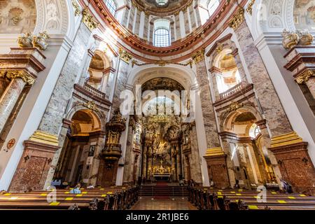 WIEN, OSTERREICH - 9. SEPTEMBER 2021: Das Innere der Karlskirche in Wien, Osterreich Stockfoto
